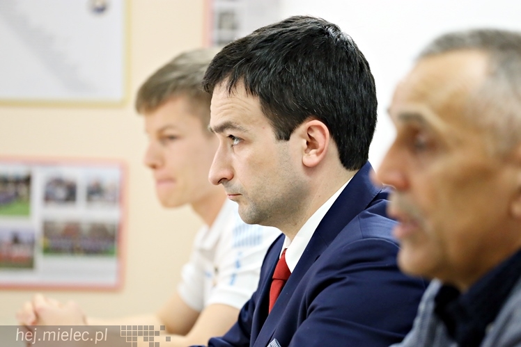 Mikrofon FKS - spotkanie prasowe w klubie piłkarskim FKS Stal Mielec