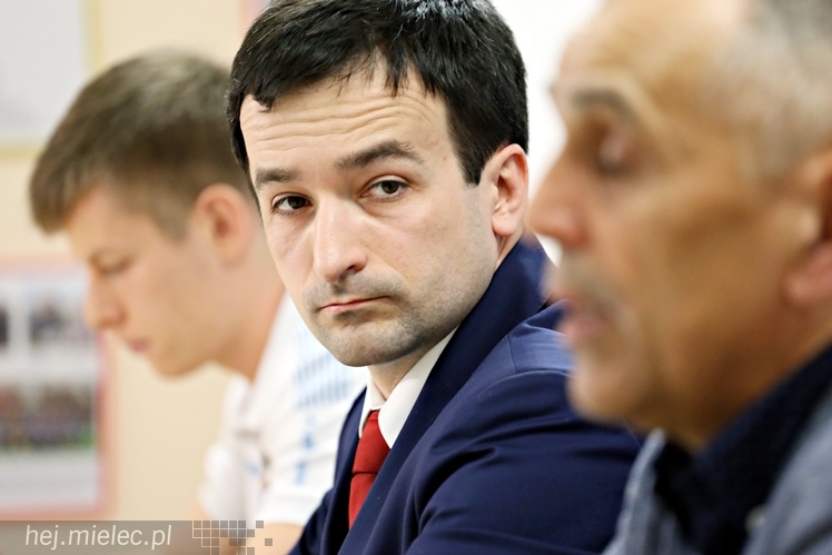 Mikrofon FKS - spotkanie prasowe w klubie piłkarskim FKS Stal Mielec