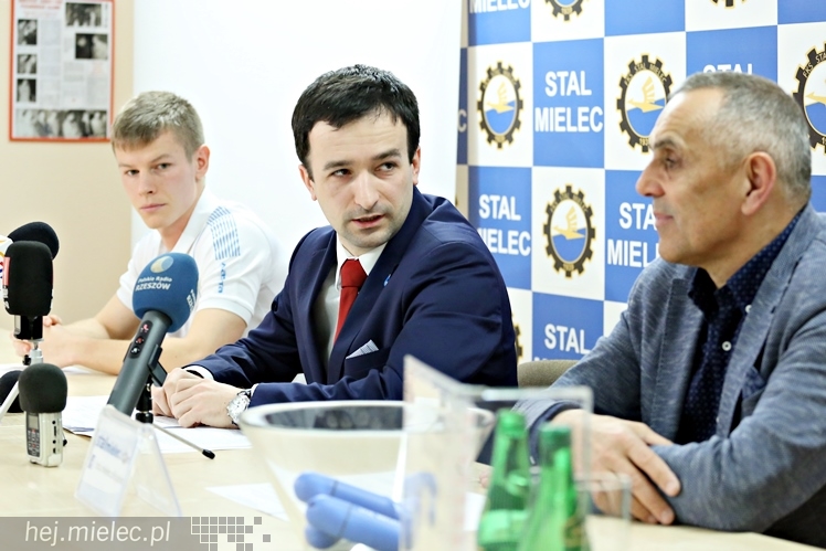 Mikrofon FKS - spotkanie prasowe w klubie piłkarskim FKS Stal Mielec