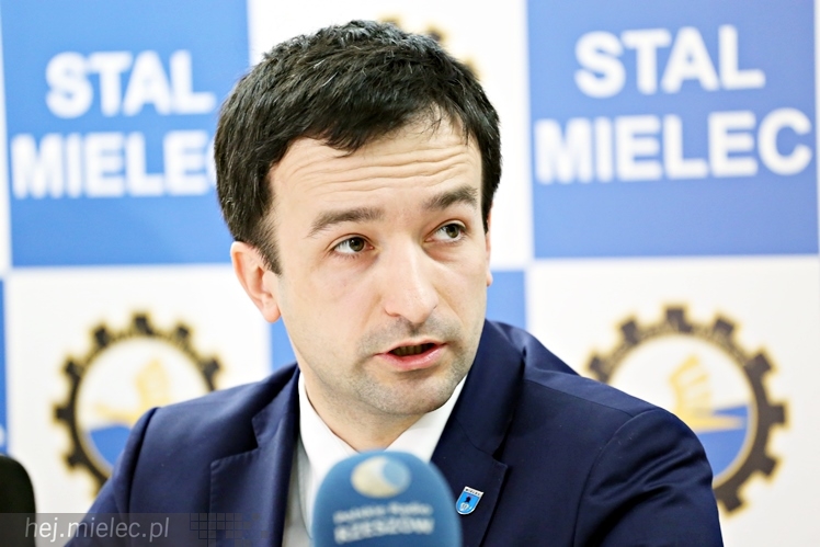 Mikrofon FKS - spotkanie prasowe w klubie piłkarskim FKS Stal Mielec