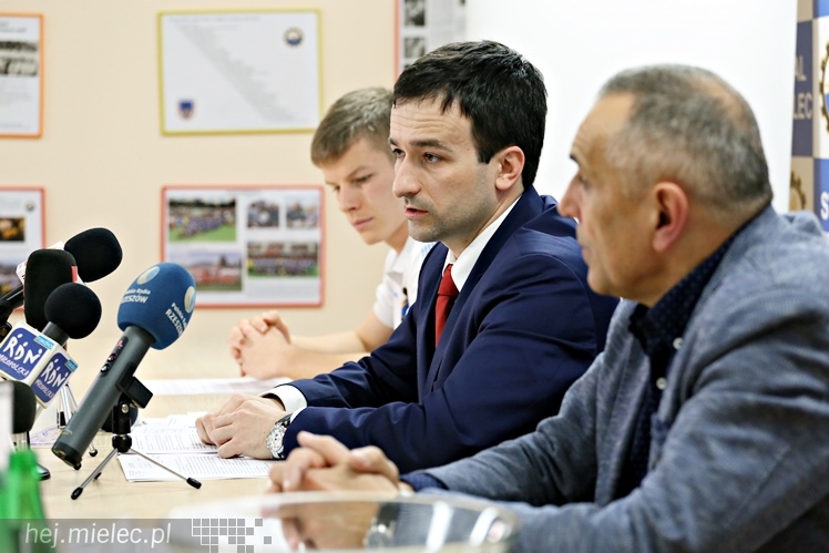 Mikrofon FKS - spotkanie prasowe w klubie piłkarskim FKS Stal Mielec