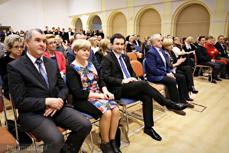 Wspólny koncert chórów I i II LO. Kolędy dla rodziców i darczyńców