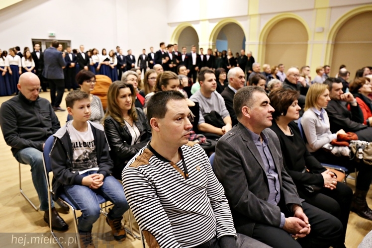Wspólny koncert chórów I i II LO. Kolędy dla rodziców i darczyńców