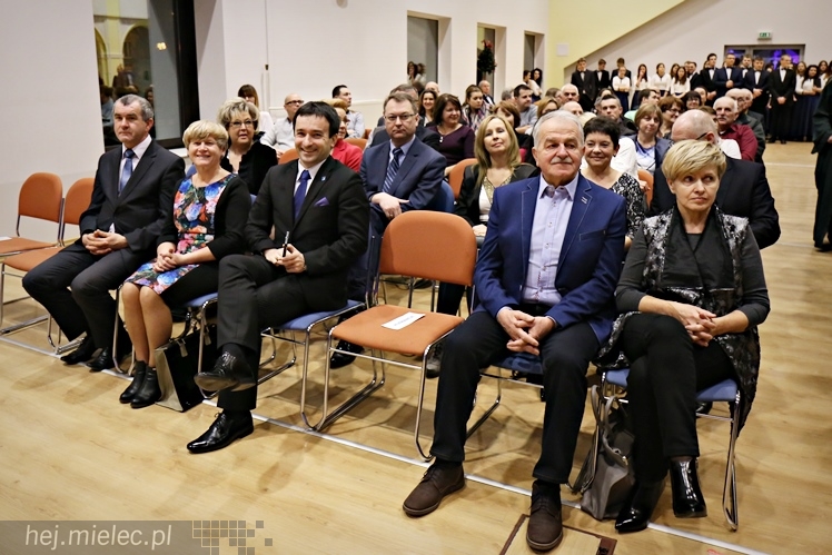 Wspólny koncert chórów I i II LO. Kolędy dla rodziców i darczyńców