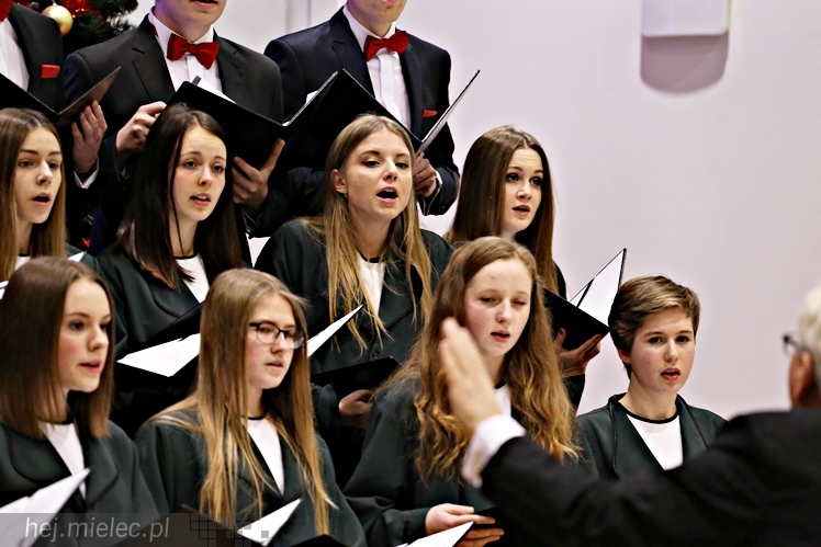 Wspólny koncert chórów I i II LO. Kolędy dla rodziców i darczyńców
