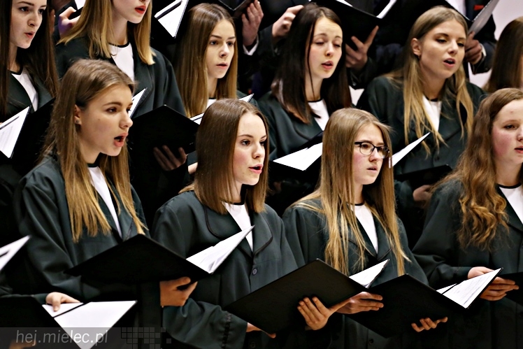 Wspólny koncert chórów I i II LO. Kolędy dla rodziców i darczyńców