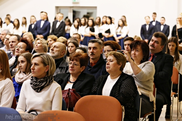 Wspólny koncert chórów I i II LO. Kolędy dla rodziców i darczyńców