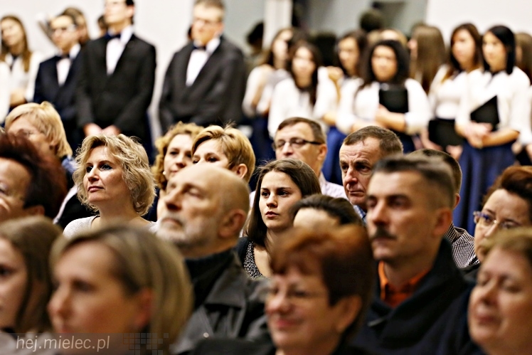 Wspólny koncert chórów I i II LO. Kolędy dla rodziców i darczyńców
