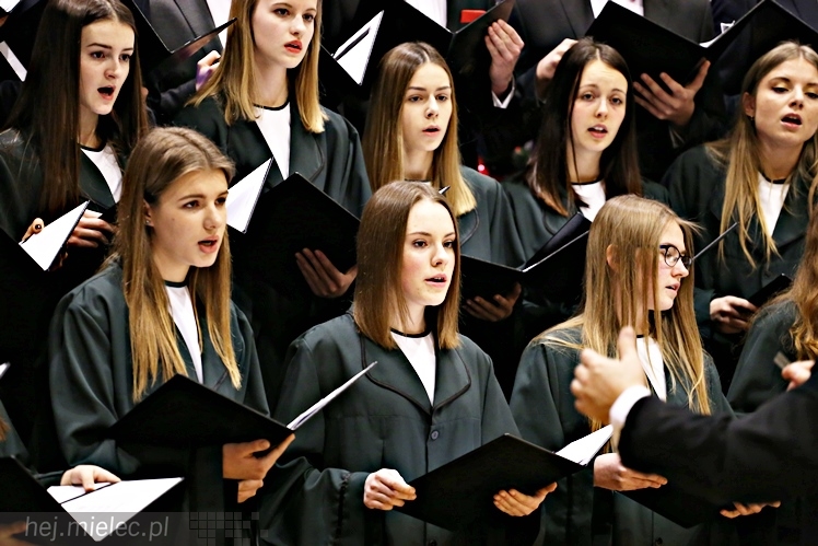 Wspólny koncert chórów I i II LO. Kolędy dla rodziców i darczyńców