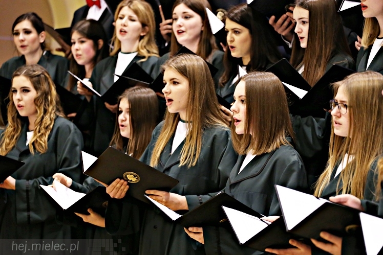 Wspólny koncert chórów I i II LO. Kolędy dla rodziców i darczyńców