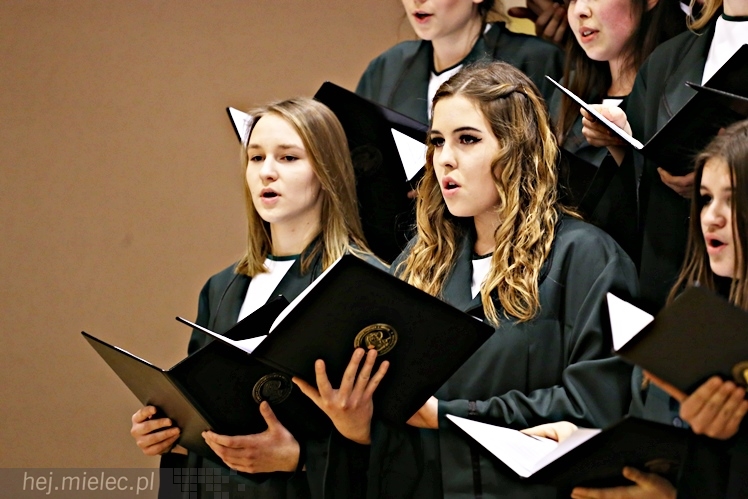 Wspólny koncert chórów I i II LO. Kolędy dla rodziców i darczyńców