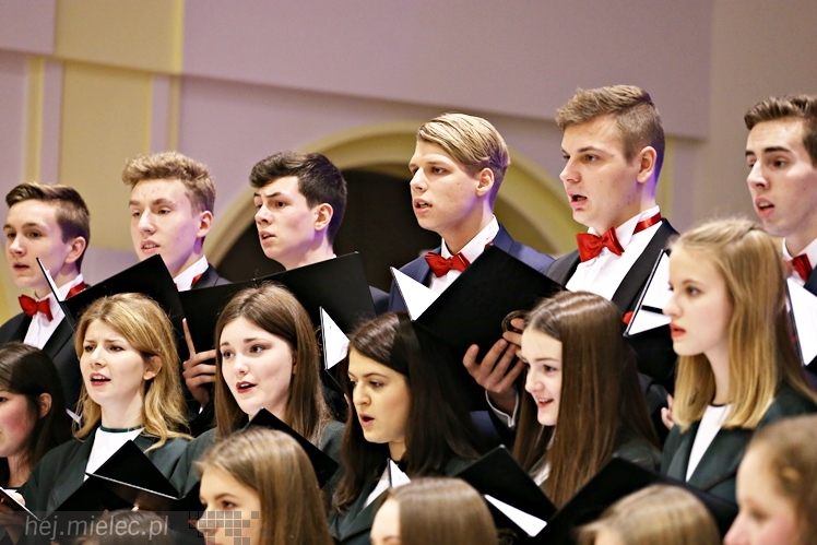 Wspólny koncert chórów I i II LO. Kolędy dla rodziców i darczyńców