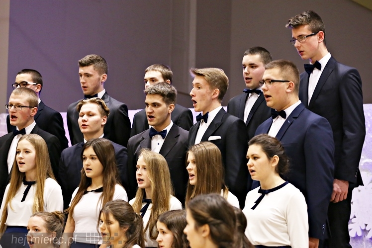 Wspólny koncert chórów I i II LO. Kolędy dla rodziców i darczyńców