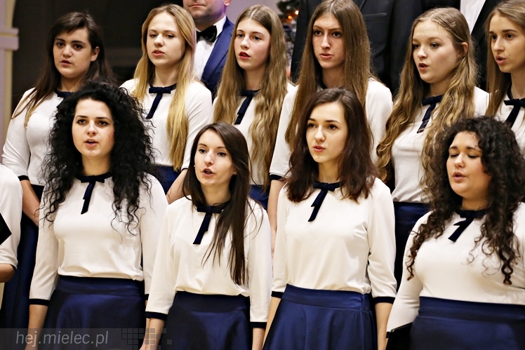 Wspólny koncert chórów I i II LO. Kolędy dla rodziców i darczyńców