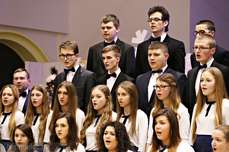 Wspólny koncert chórów I i II LO. Kolędy dla rodziców i darczyńców