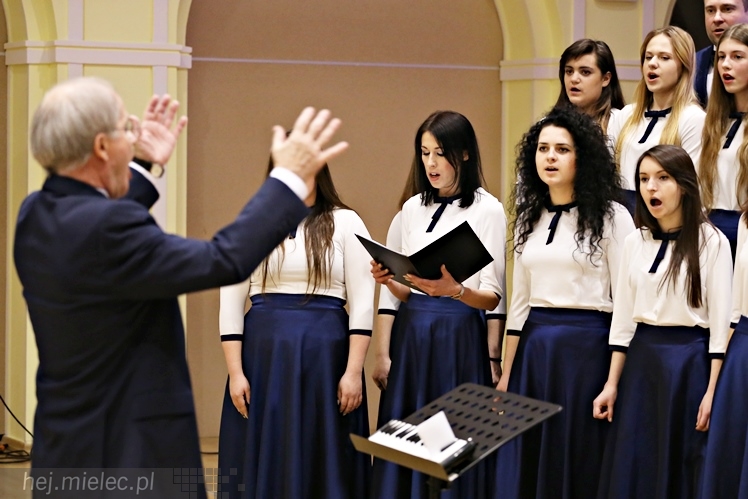 Wspólny koncert chórów I i II LO. Kolędy dla rodziców i darczyńców