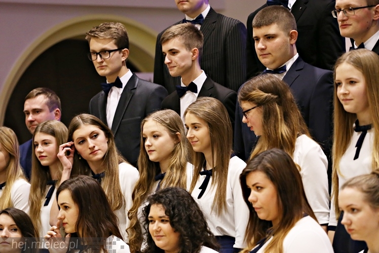 Wspólny koncert chórów I i II LO. Kolędy dla rodziców i darczyńców