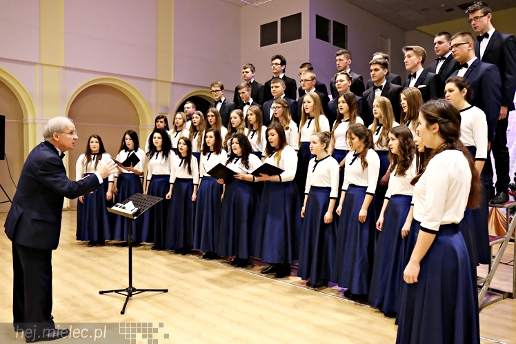 Wspólny koncert chórów I i II LO. Kolędy dla rodziców i darczyńców