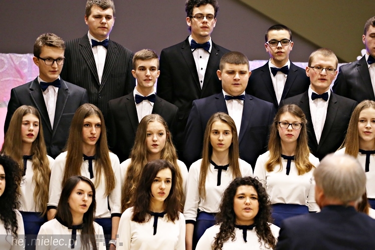 Wspólny koncert chórów I i II LO. Kolędy dla rodziców i darczyńców
