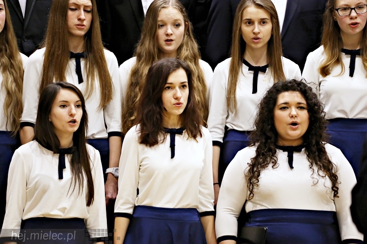 Wspólny koncert chórów I i II LO. Kolędy dla rodziców i darczyńców