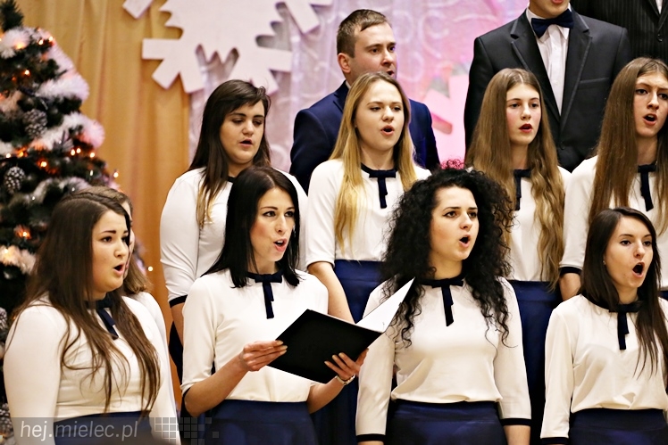 Wspólny koncert chórów I i II LO. Kolędy dla rodziców i darczyńców