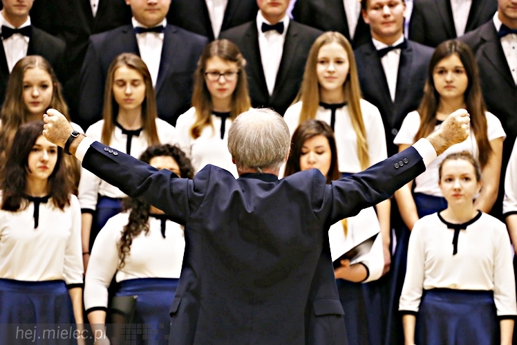 Wspólny koncert chórów I i II LO. Kolędy dla rodziców i darczyńców