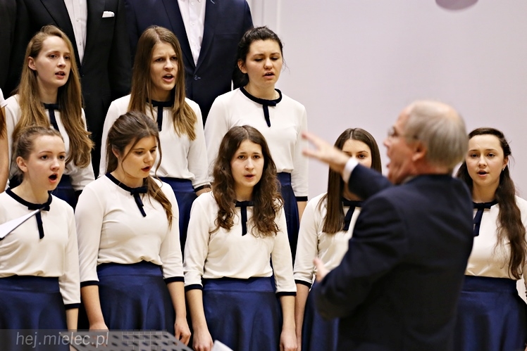 Wspólny koncert chórów I i II LO. Kolędy dla rodziców i darczyńców