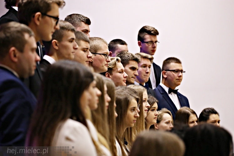 Wspólny koncert chórów I i II LO. Kolędy dla rodziców i darczyńców