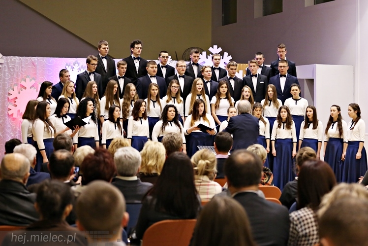 Wspólny koncert chórów I i II LO. Kolędy dla rodziców i darczyńców