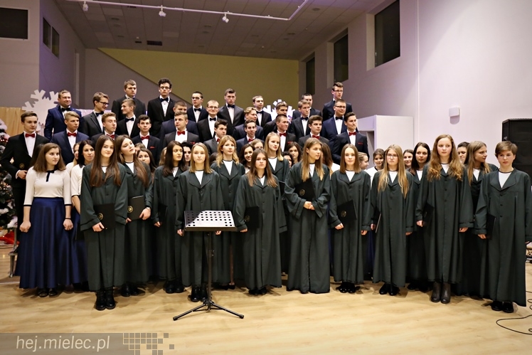 Wspólny koncert chórów I i II LO. Kolędy dla rodziców i darczyńców