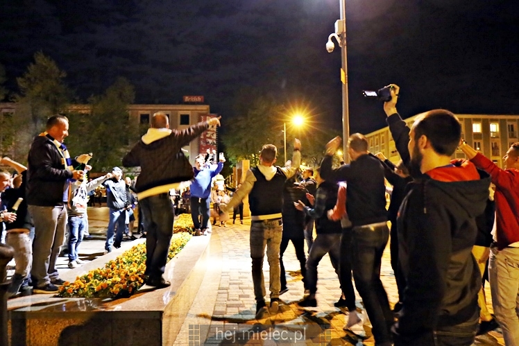 Piłkarze i kibice FKS Stali Mielec świętują awans do I ligi