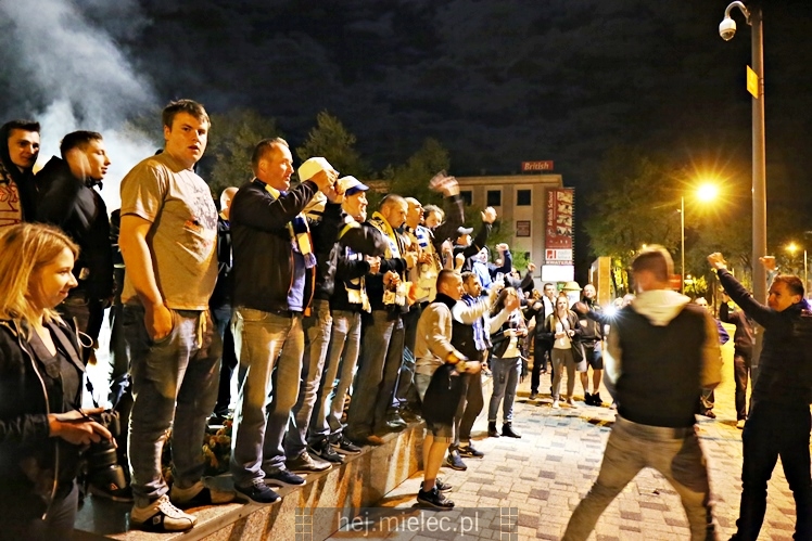 Piłkarze i kibice FKS Stali Mielec świętują awans do I ligi