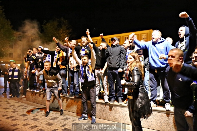 Piłkarze i kibice FKS Stali Mielec świętują awans do I ligi