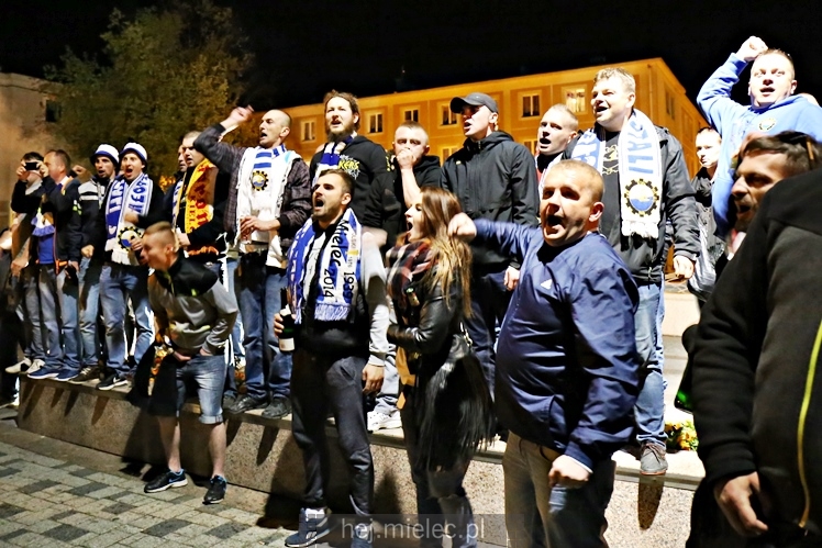 Piłkarze i kibice FKS Stali Mielec świętują awans do I ligi