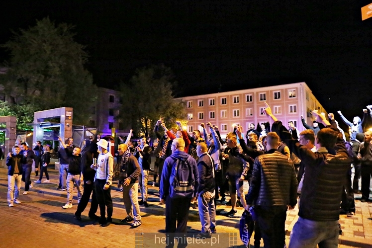 Piłkarze i kibice FKS Stali Mielec świętują awans do I ligi