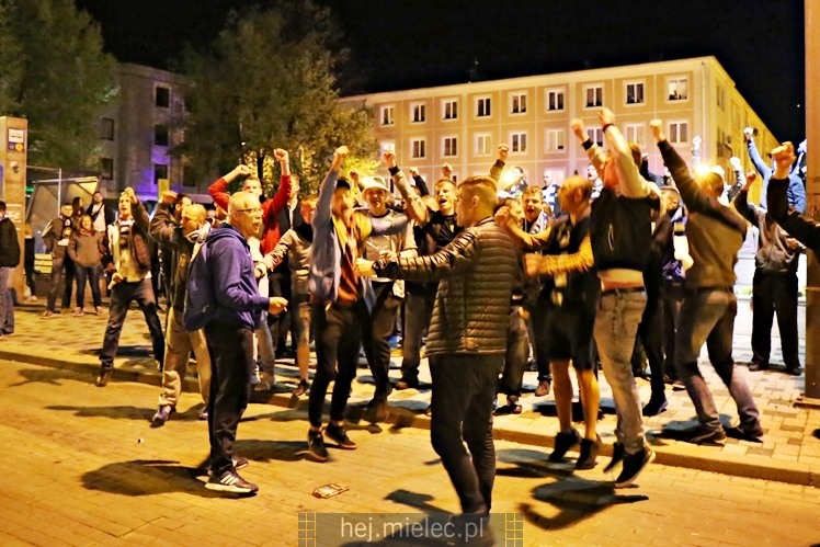 Piłkarze i kibice FKS Stali Mielec świętują awans do I ligi