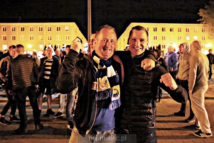 Piłkarze i kibice FKS Stali Mielec świętują awans do I ligi