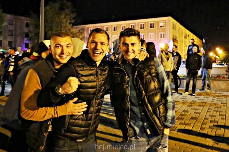 Piłkarze i kibice FKS Stali Mielec świętują awans do I ligi