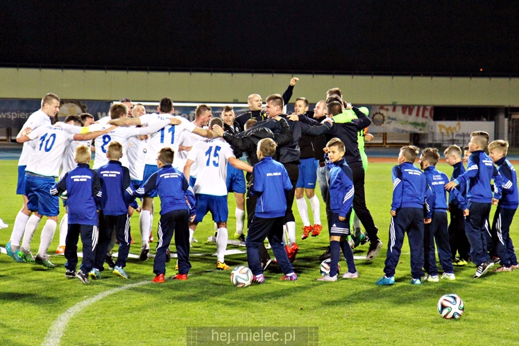 Piłkarze i kibice FKS Stali Mielec świętują awans do I ligi