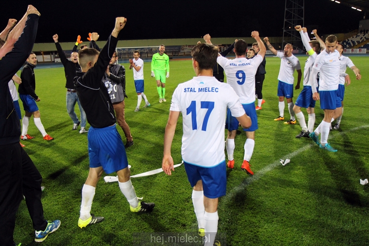 Piłkarze i kibice FKS Stali Mielec świętują awans do I ligi