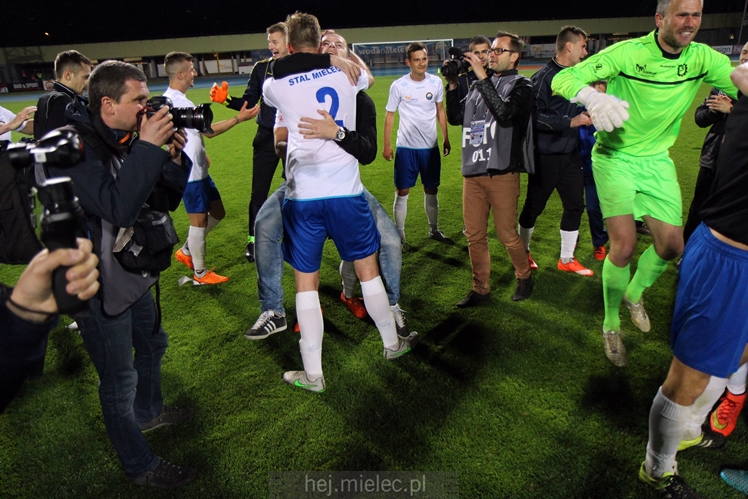 Piłkarze i kibice FKS Stali Mielec świętują awans do I ligi