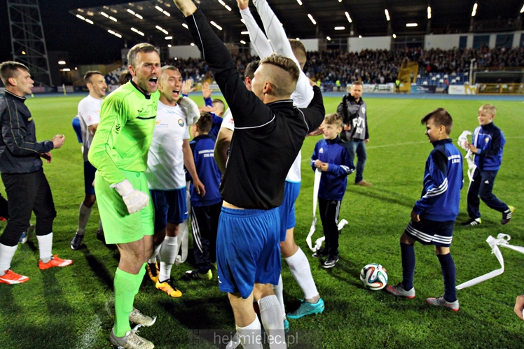 Piłkarze i kibice FKS Stali Mielec świętują awans do I ligi