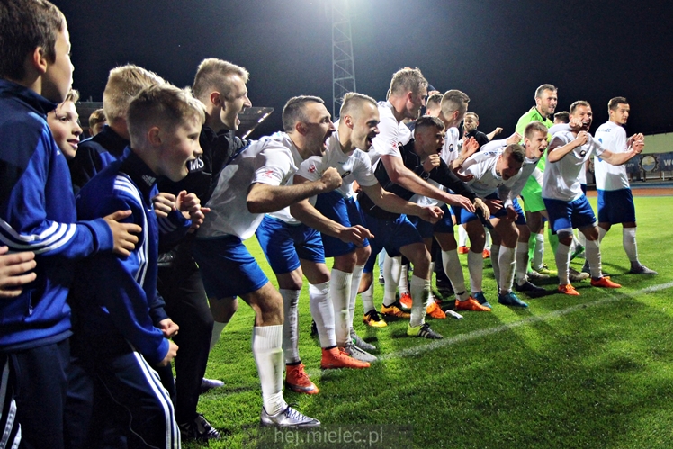Piłkarze i kibice FKS Stali Mielec świętują awans do I ligi