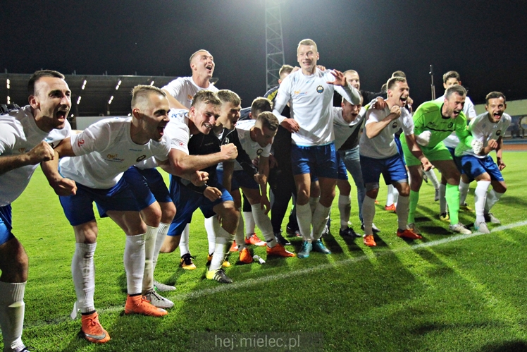 Piłkarze i kibice FKS Stali Mielec świętują awans do I ligi