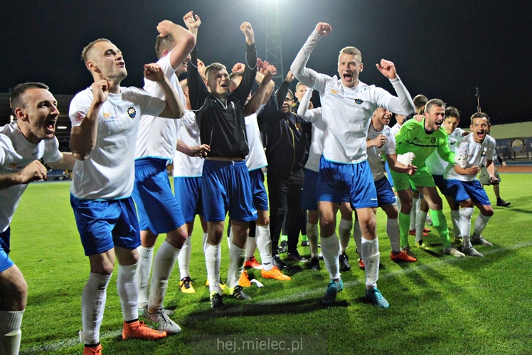 Piłkarze i kibice FKS Stali Mielec świętują awans do I ligi