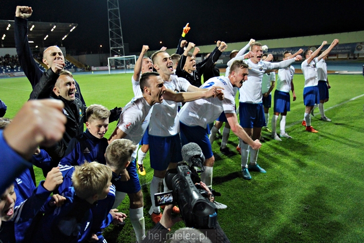 Piłkarze i kibice FKS Stali Mielec świętują awans do I ligi