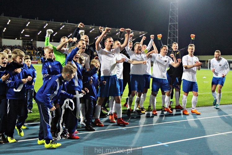 Piłkarze i kibice FKS Stali Mielec świętują awans do I ligi