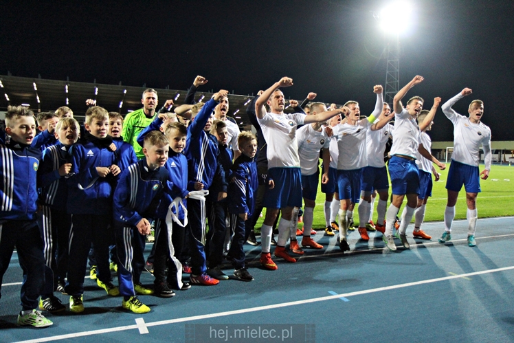 Piłkarze i kibice FKS Stali Mielec świętują awans do I ligi