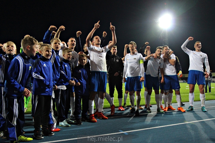 Piłkarze i kibice FKS Stali Mielec świętują awans do I ligi