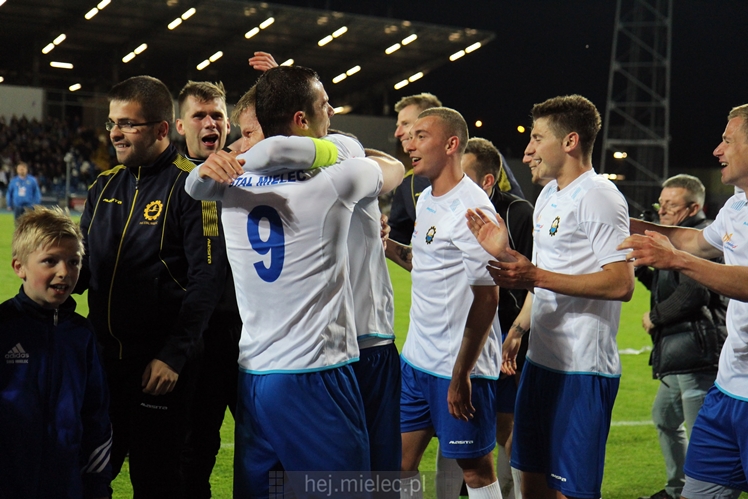 Piłkarze i kibice FKS Stali Mielec świętują awans do I ligi